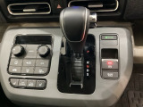 CVT車のセレクトレバーです。低速から高速まで、変速ショックのないスムーズな走りを実現するとともに、エンジン効率のよい領域を維持することで燃費にも貢献します。