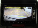 バックカメラの画像です。ガイドラインがスムースな車庫入れをサポートいたします。車庫入れの安心感がアップしますね。
