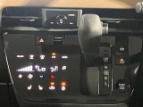 自然に手が届き操作性の良いシフトレバー!
