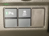 VSA装備車です。VSAはドライバーの操作と車の動きを見守っています。もし車の挙動が乱れたとき、4輪別々にブレーキをかけたり、エンジンパワーをしぼることによって車を安定させます。