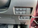 ハンズフリーオートスライドドア〈両側〉(挟み込み防止機構付)は運転席からも開閉可能。また、荷物やお子さまの抱っこで両手がふさがっていても、片足を振り入れるだけでスライドドアが開閉できます。