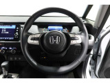 運転中もハンドルでの操作が可能です。特に高速道路等の目が離せない運転時には、便利さだけでなく、安全性も兼ね備えております。