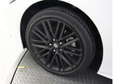 かっこいいホイールですね。 車のイメージを大きく左右するホイール部分はコダワリを持ちたいですね。