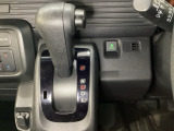 CVT車のセレクトレバーです。低速から高速まで、変速ショックのないスムーズな走りを実現するとともに、エンジン効率のよい領域を維持することで燃費にも貢献します。
