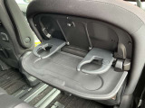 運転席&助手席後ろには後席用テーブル&ドリンクフォルダーを装備☆