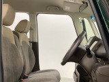 座面も厚みがあり背もたれも高く、広い足元にゆったり座れるシートです。運転席と助手席の間が空いている為、助手席側への移動がスムーズです。交通量の多い道でも助手席側から乗り降りができます。