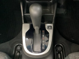 CVT車のセレクトレバーです。低速から高速まで、変速ショックのないスムーズな走りを実現するとともに、エンジン効率のよい領域を維持することで燃費にも貢献します。