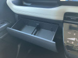 助手席側収納。上下に分かれていてたっぷり収納できますので便利ですよ。