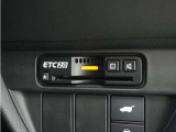 ◆ETC2.0装着◆進化したドライブ体験。料金収受システムだけだったETCが生まれ変わって、高速道路を賢く使うETC2.0に進化しました。多彩な情報サービスが便利で快適なドライブ体験を提供します。