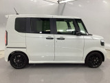 限られたスペースでも、スライドドアなら開閉がスムーズ!隣の車や壁にぶつかる心配がありません。