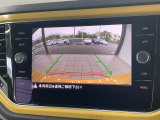 ギアをリバースに入れると車両後方の映像を映し出します。画面にはガイドラインが表示され、車庫入れや縦列駐車などの際に安全確認をサポートします。