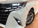 【LEDヘッドライト】悪天候や夜間走行時も良好な視界を確保し安心して運転できる高輝度LEDヘッドライトを装備!点灯速度が早く、消費電力も抑えられています。