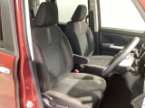 運転席、助手席☆ともに広々としており、ゆとりのある空間となっております♪