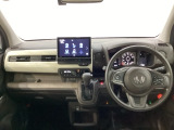 車内は光触媒抗菌消臭施工済です。スタイリッシュなデザインで暖かみのあるインパネ周りを演出します。グローブボックスやカップホルダーのほかにトレーなどたくさんの収納スペースが装備されています。