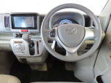 【運転席インテリアデザイン】左右対称のインテリアデザインでドライバーを包み込み運転に集中できるように設計されています。