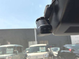 万が一の瞬間も、純正ドラレコ(前後)で安心。事故やトラブル、あおり運転の記録をしっかり残してくれるから、後の手続きもスムーズに。ナビやスマホで映像表示できるので、その場で確認できて便利です♪
