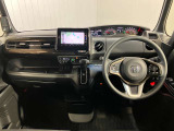 【運転席・助手席】運転席の足もともゆったりで長距離ドライブでも快適に★