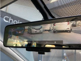 インテリジェント ルームミラー 車両後方に装着した高解像度カメラの映像をミラー面に映し出すので、車内の状況、天候等に影響されずクリアな後方視界を確保出来ます。※スイッチにて通常のミラーへ切替が出来ます