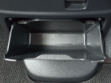 足元には便利なセンターロアボックスを設置。車内を整理しやすく、使い勝手の良さが魅力です。