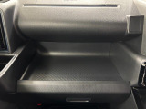 助手席側のインパネトレイは大きくてボックスティッシュも置けます!