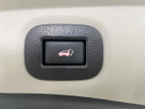 【パワーバックドア】スマートキーや運転席のボタンを押すだけでリアゲートが自動で開閉します!荷物を持っている時や、高い位置にあるバックドアを閉める際に便利な機能です♪