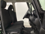 女性でも運転がしやすいように、シートの高さ調整機能(シートリフター)がついています。運転席と助手席の間が空いている為、助手席側への移動がスムーズです。交通量の多い道でも助手席側から乗り降りができます。