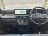 ブラウン系の落ち着いた内装とウィンドガラスが大きく視認性の良いフロント周りで、運転がし易いと好評です♪