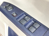 【電動格納ミラー】サイドミラーは電動格納式となっており、狭い駐車場でもキズがつくリスクを抑えられます。