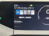 レーンディパーチャーアラートとは車線または走路からの逸脱の可能性を警告すると共に、車線または走路からの逸脱を避けるためのハンドル操作の一部を支援する機能です。詳細は販売店スタッフまでおたずねください。