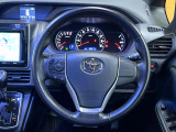 【純正革巻きステアリング】上質な革を使用することで、手にしっかり馴染みとても運転しやすいハンドルです♪