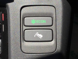 【ECONモード】スイッチをONにすると、空調やアクセル操作に対する加速を穏やかにし、電力消費を抑えて航続距離を延ばします。