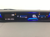 デジタル表示のスピードメーターとタコメーターを大きく配した見やすいメーター部になっています。左側のインフォメーション画面でオドメーターや燃費などの情報を確認できます。