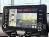 【バックガイドモニター】車両後方の映像をナビ画面に表示し、駐車などの後退操作をサポートします。