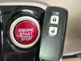 【Hondaスマートキー】カバンやポケットに入れたままでもドアの施錠・解錠が可能なスマートキーを装備。エンジンのオン・オフ時もカギを取り出す必要が無いからとっても便利です♪