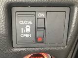 左側電動スライドドアは運転席からでも操作ができるように、ハンドル付近に開閉の操作スイッチが付いています。