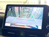 【バックカメラ】駐車時に後方がリアルタイム映像で確認できます。大型商業施設や立体駐車場での駐車時や、夜間のバック時に大活躍!運転スキルに関わらず、今や必須となった装備のひとつです!