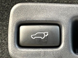 【パワーバックドア】スマートキーや運転席のボタンを押すだけでリアゲートが自動で開閉します!荷物を持っている時や、高い位置にあるバックドアを閉める際に便利な機能です♪