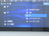 メモリ-ナビ:(SD方式)で、初めての道や遠出でも安心です!もちろんBluetoothやTV視聴機能搭載なので、好きな音楽を聴きながら楽しいドライブを♪