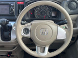 インテリアに合わせたデザインのステアリングは、運転される方のことも考え、運転しやすい形状、大きさです。是非一度、実際に触ってお確かめください。
