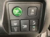 Hondaセンシング用の、VSA(ABS+TCS+横滑り抑制)解除と路外逸脱抑制機能のオンオフスイッチなどはハンドルの右側に装備しています。燃費に役立つECONボタンもここです。