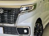 【LEDヘッドライト】悪天候や夜間走行時も良好な視界を確保し安心して運転できる高輝度LEDヘッドライトを装備!点灯速度が早く、消費電力も抑えられています。