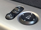 【電動格納ミラー】サイドミラーは電動格納式となっており、狭い駐車場でもキズがつくリスクを抑えられます。
