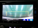 バックカメラの画像です。ガイドラインがスムースな車庫入れをサポートいたします。車庫入れの安心感がアップしますね。