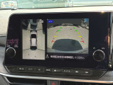 真上から見下ろすような映像で、車庫入れや縦列駐車時に、自車と駐車位置の関係をひと目で確認でき、スムースな駐車をサポート。動く物を検知してお知らせすることで、発進時の安全確認もサポートします。