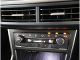2ゾーンオートエアコン付きです!運転席側と助手席でそれぞれの温度調節が可能です!