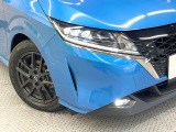 【LEDヘッドライト】悪天候や夜間走行時も良好な視界を確保し安心して運転できる高輝度LEDヘッドライトを装備!点灯速度が早く、消費電力も抑えられています。