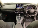 車内は光触媒抗菌消臭施工済です。インパネ周りはスタイリッシュなデザインで機能や装備も充実しています。グローブボックスやカップホルダーのほかにトレーなどたくさんの収納スペースが付いています。