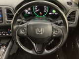 ハンドルにHondaセンシング系のクルーズコントロールやレーンキープアシストなどのスイッチと、オーディオの操作スイッチが装備されています。ハンドルから手を離さず安全に操作できます。