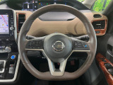 【純正革巻きステアリング】上質な革を使用することで、手にしっかり馴染みとても運転しやすいハンドルです♪