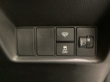 ハンドルの右側にはヘットライトリベライザーとVSA(ABS+TCS+横滑り抑制)の解除スイッチがついています。ヘッドライトリベライザーは道路状況や積荷の加重に応じてライトの高さを調節できます。